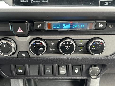 Used 2017 Toyota Tacoma TRD Sport w/ Premium & Technology Package AWD/4WD image 32