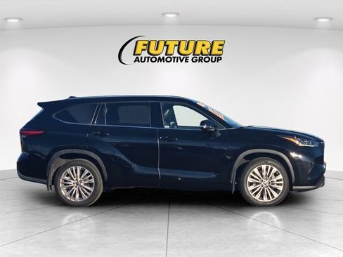 Used 2023 Toyota Highlander Platinum image 4