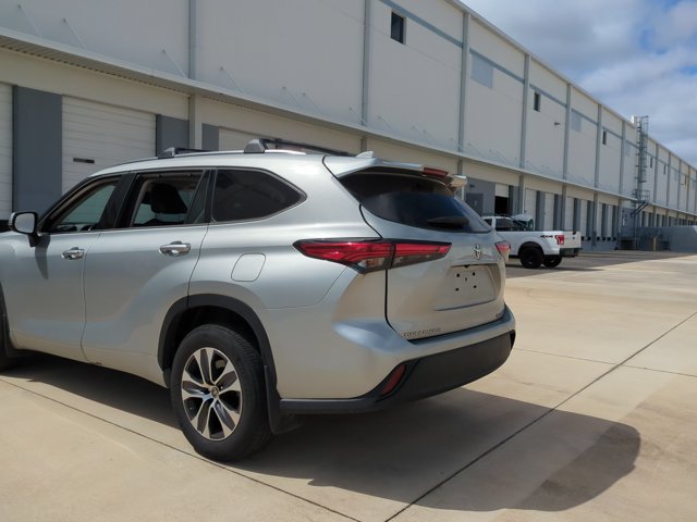 Used 2021 Toyota Highlander XLE AWD/4WD image 7