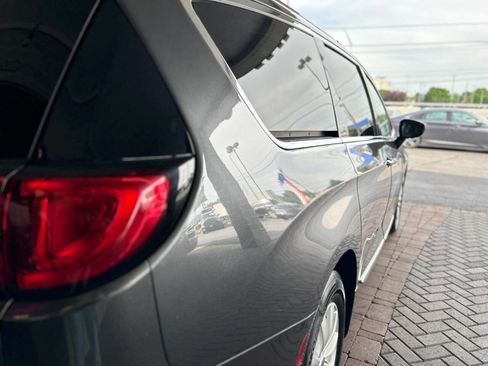 Used 2019 Chrysler Pacifica Touring-L FWD image 12