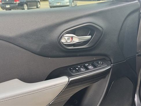 Used 2014 Jeep Cherokee Latitude w/ Comfort/Convenience Group image 18