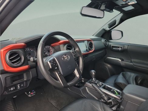 Used 2019 Toyota Tacoma TRD Sport image 6