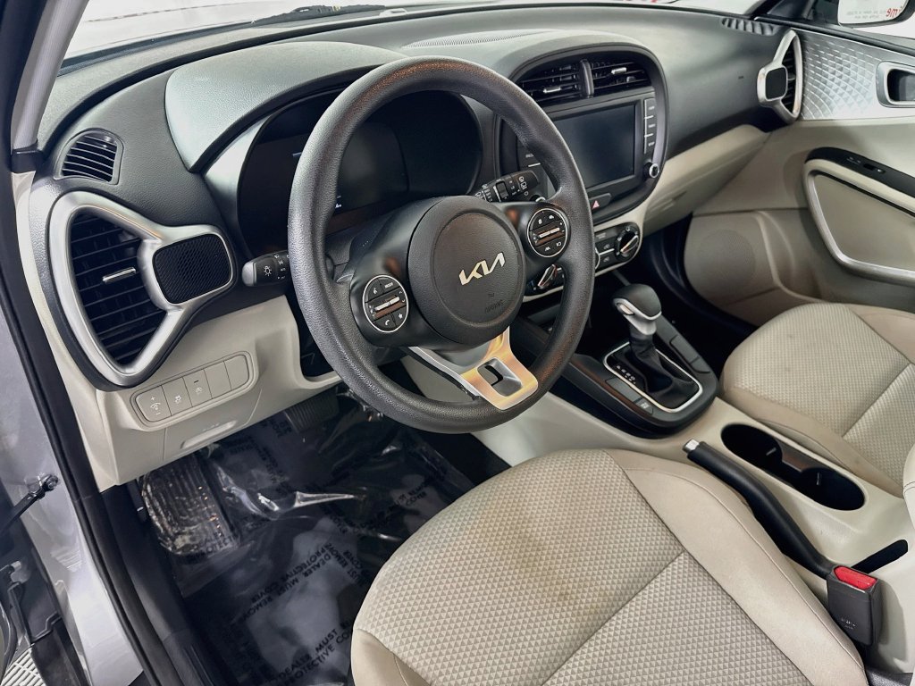 Used 2023 Kia Soul LX w/ LX Technology Package FWD image 17