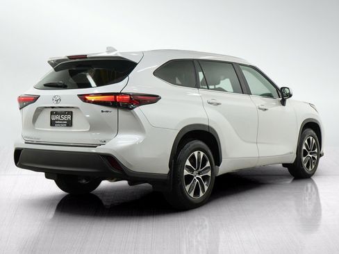 Used 2025 Toyota Highlander XLE AWD/4WD image 5