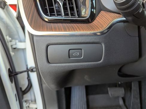 Used 2023 Volvo XC60 B5 Plus w/ Protection Package Premier image 19