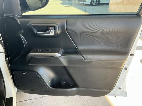 Used 2016 Toyota Tacoma TRD Off-Road image 10