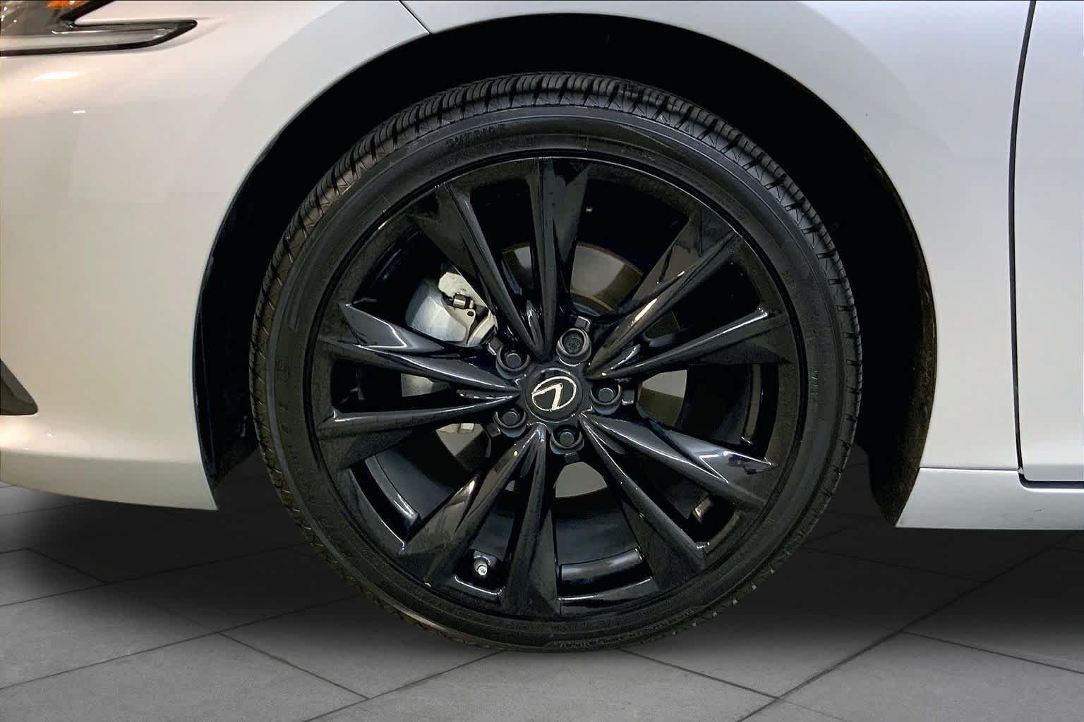 Used 2025 Lexus ES 350 w/ Accessory Package (Z1) FWD image 10