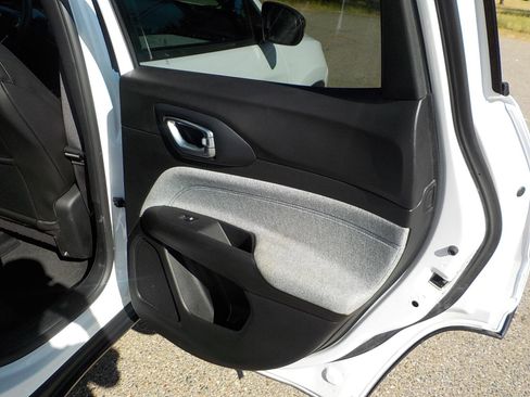 Used 2024 Jeep Compass Latitude image 10