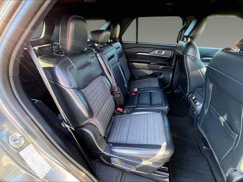 Used 2025 Ford Explorer ST-Line w/ ST-Line Street Pack AWD/4WD image 16