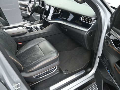 Used 2023 Jeep Grand Wagoneer Series III image 19