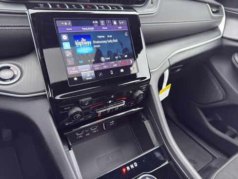 New 2025 Jeep Grand Cherokee Altitude image 20