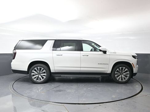 Used 2025 Chevrolet Suburban High Country AWD/4WD image 4