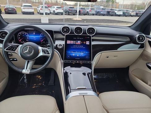 Used 2025 Mercedes-Benz GLC 300 4MATIC image 3