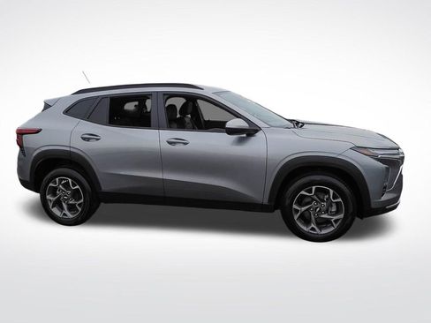 Certified 2025 Chevrolet Trax LT w/ LT Convenience Package image 8