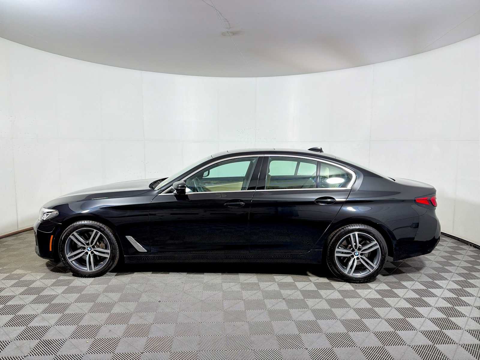 Used 2023 BMW 530i xDrive w/ Convenience Package AWD/4WD image 4