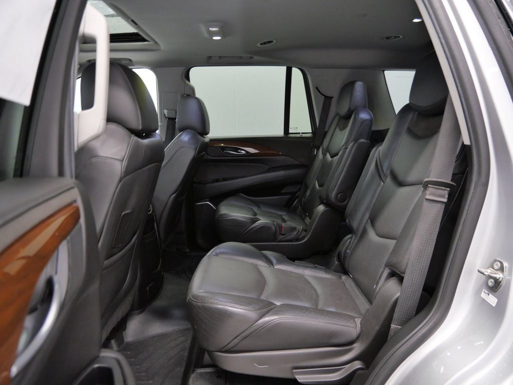 Used 2018 Cadillac Escalade Luxury AWD/4WD image 11
