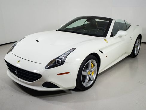 Used 2017 Ferrari California T RWD image 2
