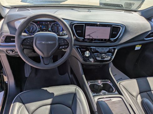 New 2026 Chrysler Pacifica Limited w/ Uconnect Theater Family Group image 17