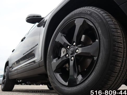 Used 2024 Jeep Grand Cherokee Limited w/ Black Appearance Package image 11