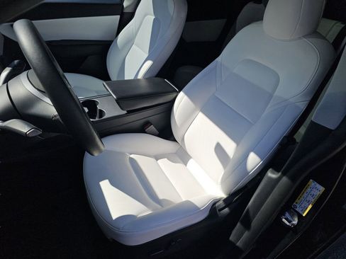 Used 2022 Tesla Model Y Long Range image 6