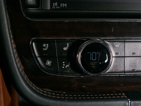 Used 2019 Bentley Bentayga image 40