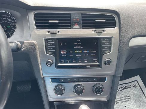 Used 2017 Volkswagen Golf SE FWD image 19