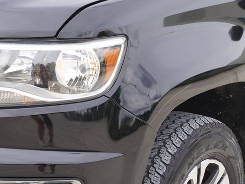 Used 2021 Chevrolet Colorado Z71 AWD/4WD image 2