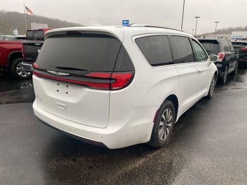 Used 2021 Chrysler Pacifica Touring-L w/ Uconnect Theater Family Group FWD image 6