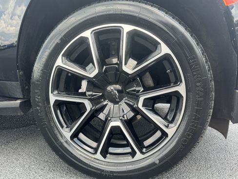 Used 2024 Chevrolet Suburban RST AWD/4WD image 15