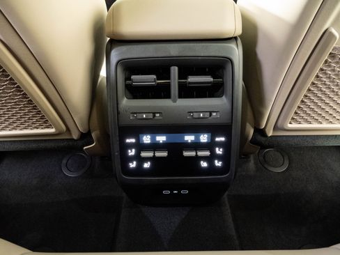 Used 2025 Porsche Macan Electric RWD image 21