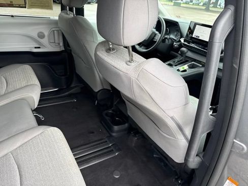 Used 2026 Toyota Sienna LE FWD image 17