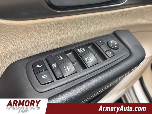 Used 2024 Chrysler Pacifica Touring-L image 8