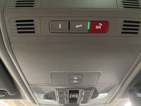 Certified 2023 Volkswagen Taos SE w/ Panoramic Sunroof Package image 18