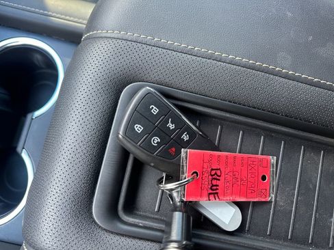 Used 2024 GMC Yukon SLT w/ SLT Premium Package image 36