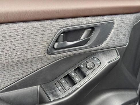 Used 2023 Nissan Rogue S image 17