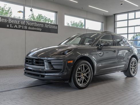 Used 2023 Porsche Macan AWD/4WD image 3