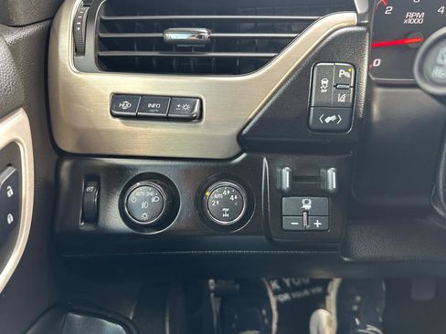 Used 2015 GMC Yukon Denali w/ Touring Package AWD/4WD image 18