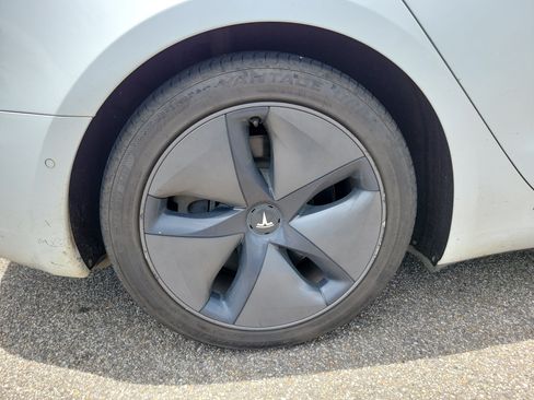 Used 2020 Tesla Model 3 Standard Range Plus RWD image 23