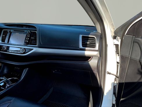 Used 2019 Toyota Highlander XLE AWD/4WD image 27
