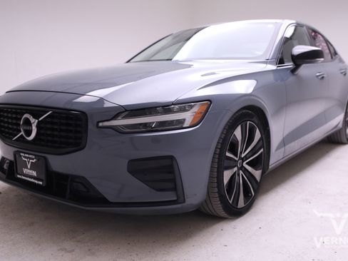 Used 2022 Volvo S60 B5 Momentum image 1