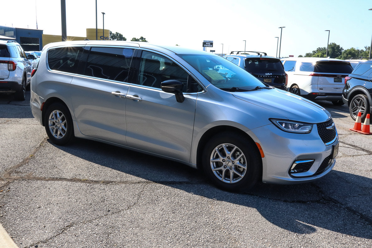 Used 2024 Chrysler Pacifica Touring-L FWD image 3