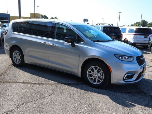 Used 2024 Chrysler Pacifica Touring-L FWD image 3