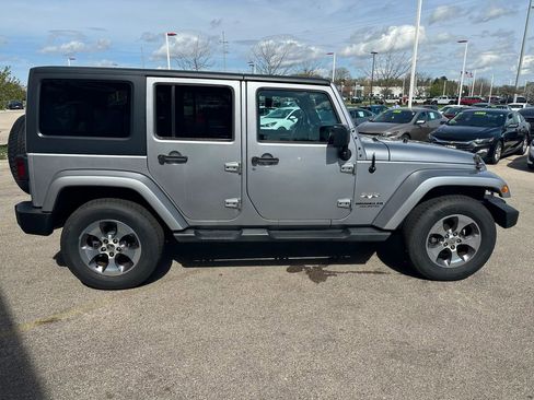 Used 2016 Jeep Wrangler Unlimited Sahara w/ Dual Top Group AWD/4WD image 4