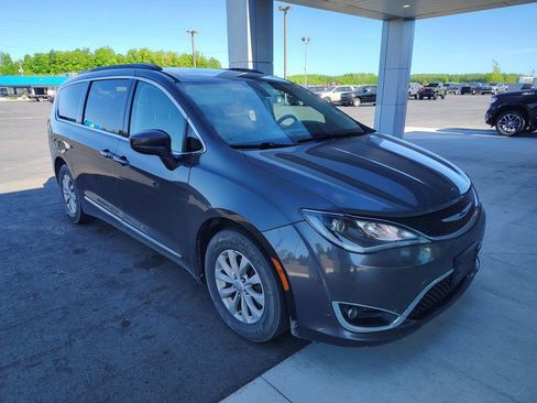 Used 2017 Chrysler Pacifica Touring-L FWD image 3