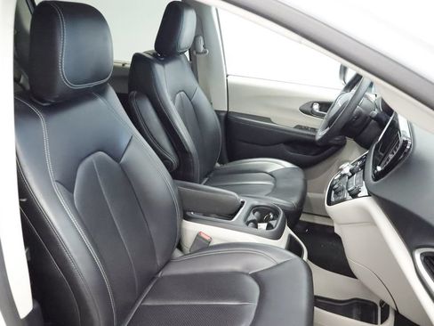 Certified 2023 Chrysler Pacifica Touring-L FWD image 23