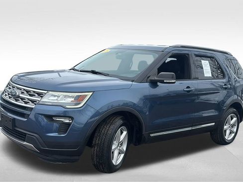 Used 2018 Ford Explorer XLT w/ Equipment Group 201A image 3