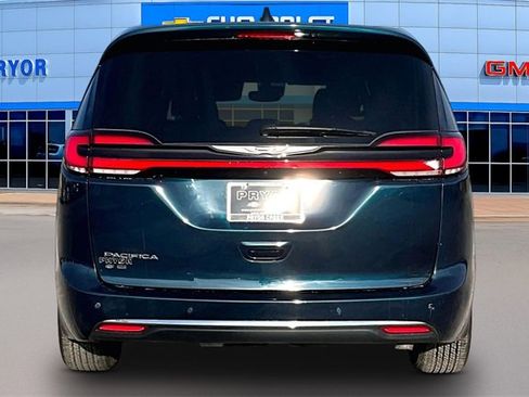 Used 2025 Chrysler Pacifica Select image 6