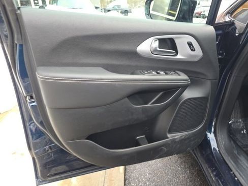 Used 2024 Chrysler Pacifica Touring-L w/ S Appearance Package image 10