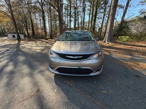 Used 2017 Chrysler Pacifica Touring-L Plus w/ Tire & Wheel Group image 16