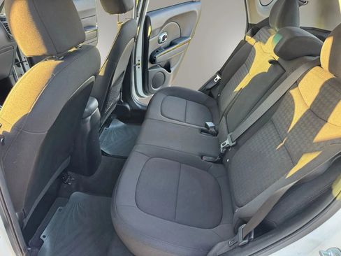 Used 2014 Kia Soul ! FWD image 11